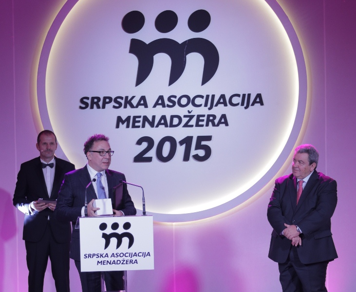 Срџан Шапер ја прима наградата за Регионален проект на годината