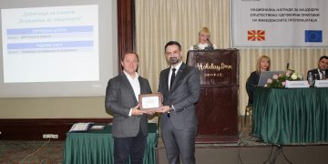  Генералниот директор Олег Телној ја прима наградата од заменик министерот за економија Колемишевски
